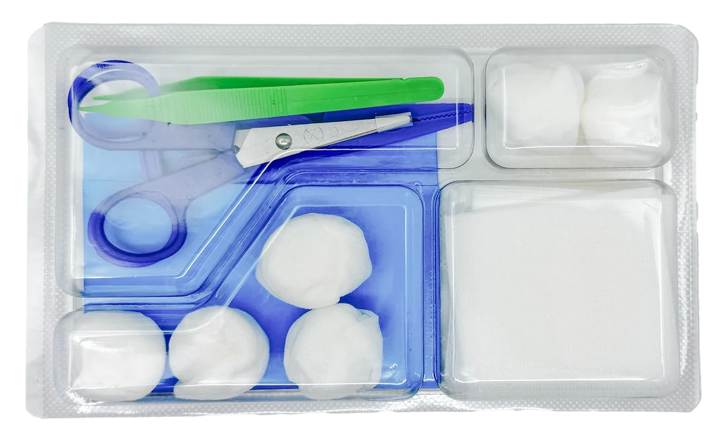 Set de pansement avec pinces, ciseaux et compresses – Carton de 5 sets