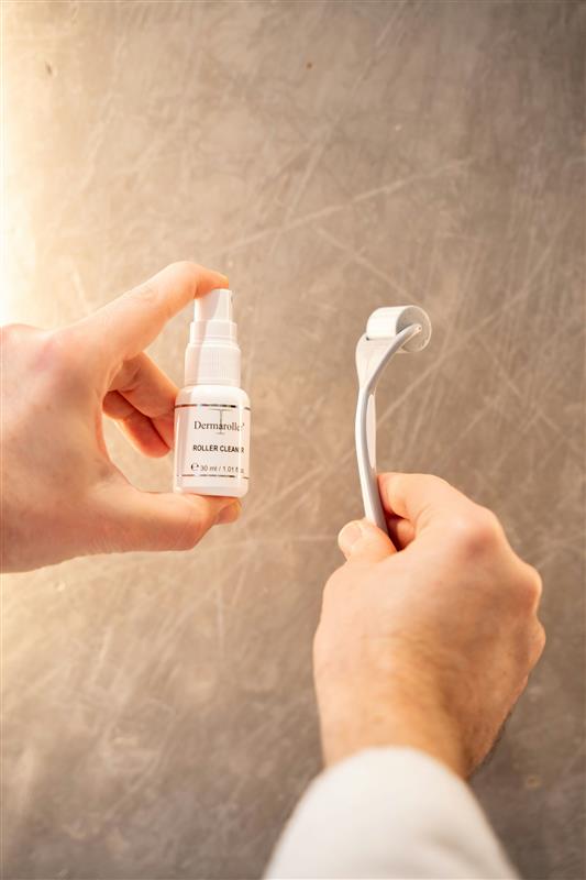 Dermaroller microneedling professionnel 9 rangées d’aiguilles avec profondeur de 1 mm